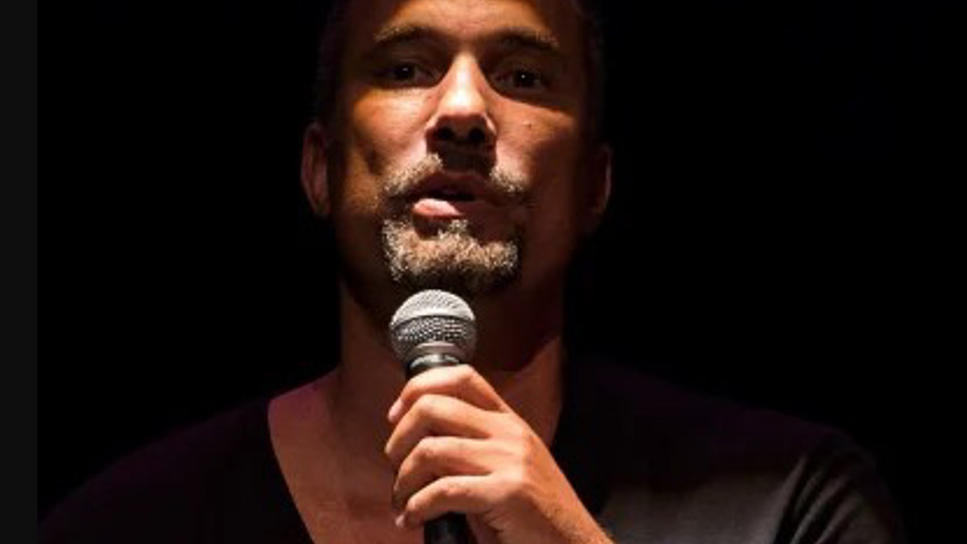 Roger Guenveur Smith in a one man show in Los Angeles theatre