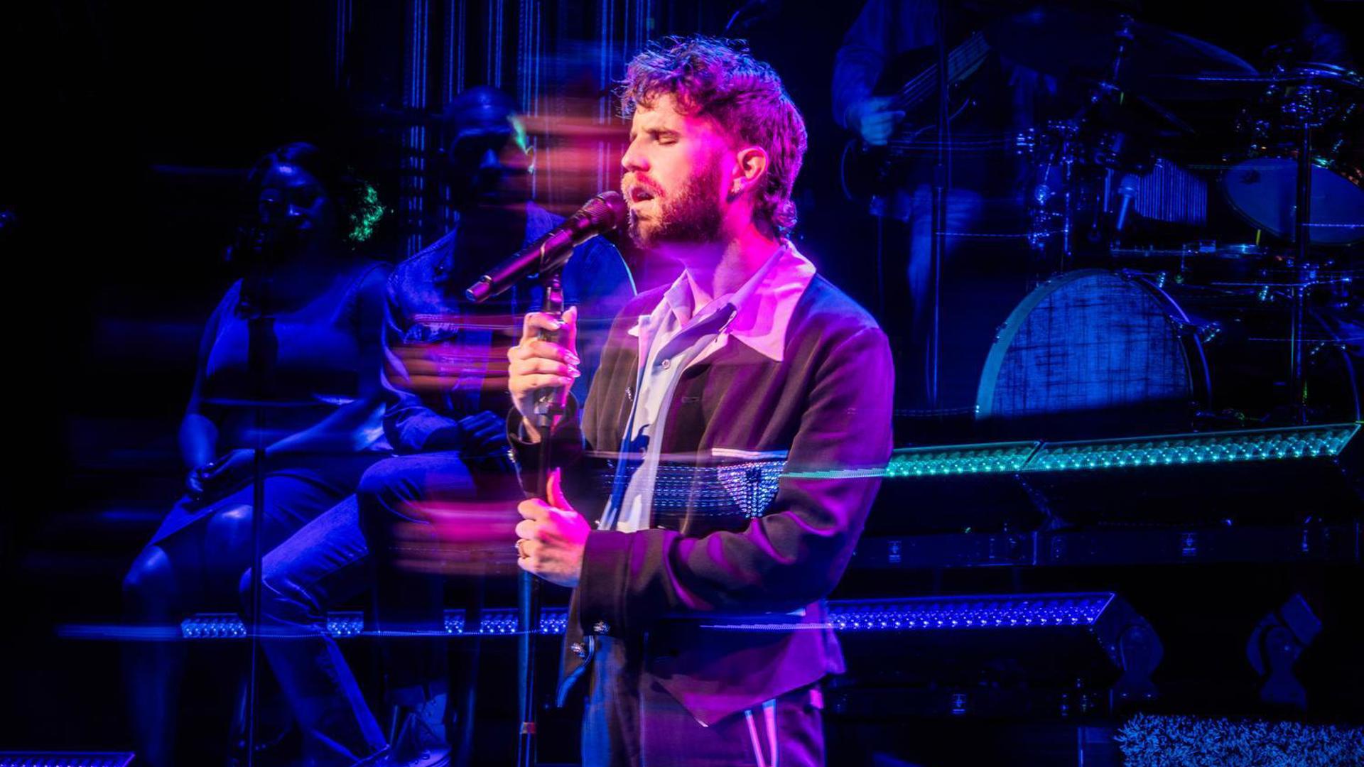 Ben Platt sings into a mic.